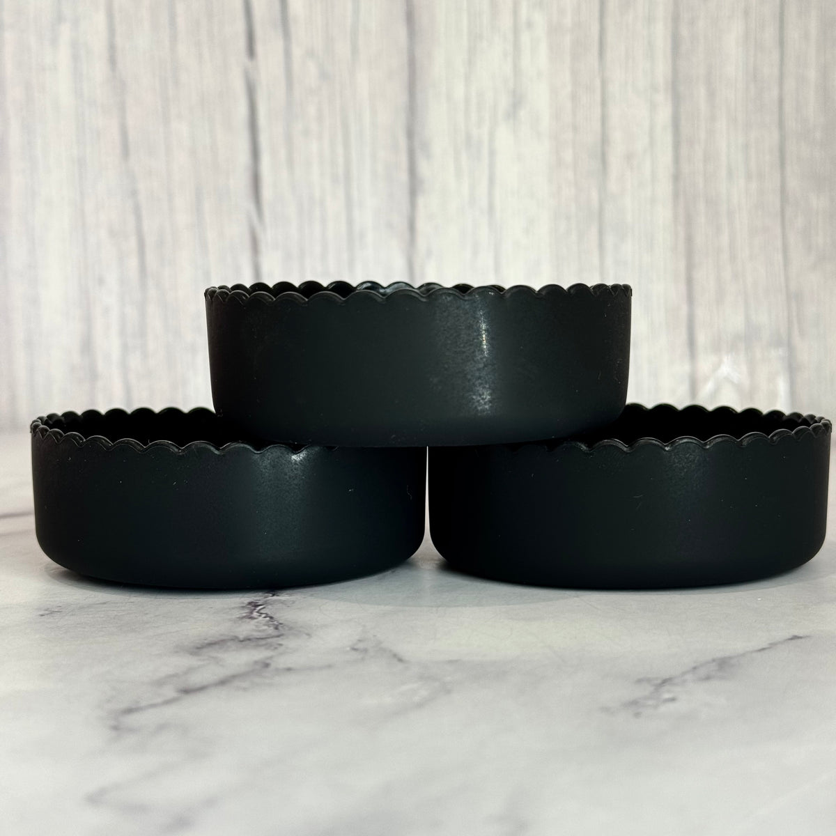 Black scallop shorty silicone tumbler boot – front view